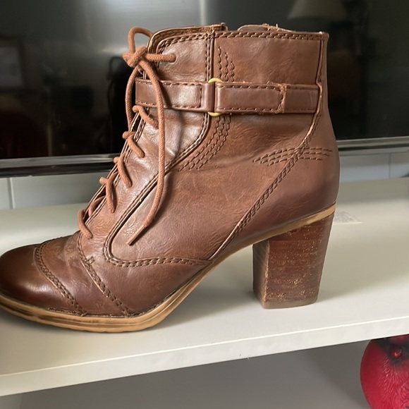 Brown high heels. Naturalizer is the brand. Us6 - Picture 3 of 3